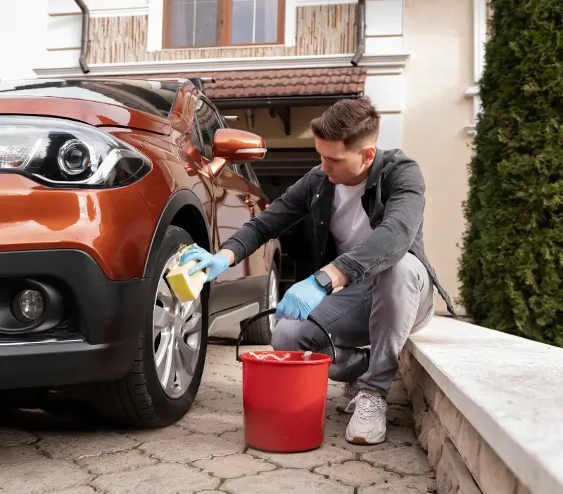 Lavage auto à domicile Saint-Nazaire-de-Valentane : professionnel intervenant sur un véhicule